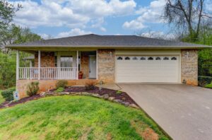 Front View of 202 Ogana Ln, Loudon, TN, 37774