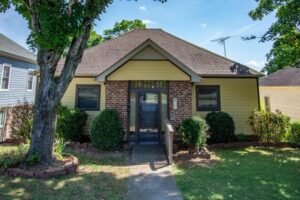 Front View of 305 N C St, Lenoir City, TN 37771