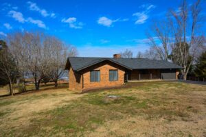 Front View of 1109 Leona Dr, Lenoir City, TN 37772